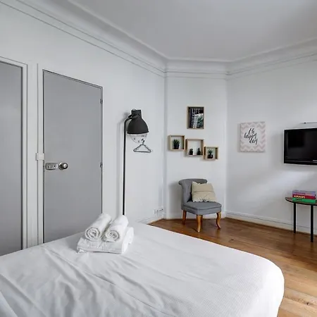 Apartment 102- Beautiful Studio Near Champs Elysees *
